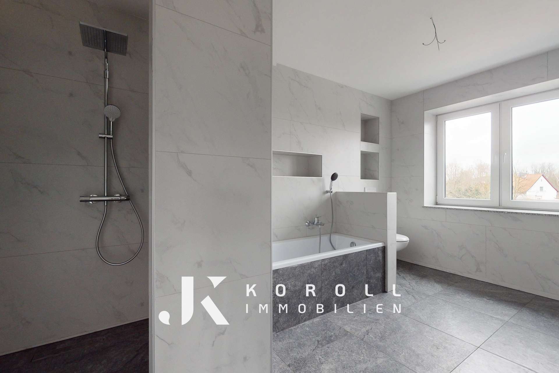 Bad mit Dusche und Badewanne